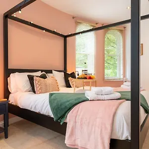 3-bedroom Lower Ground Flat In Town Centre Knaresborough