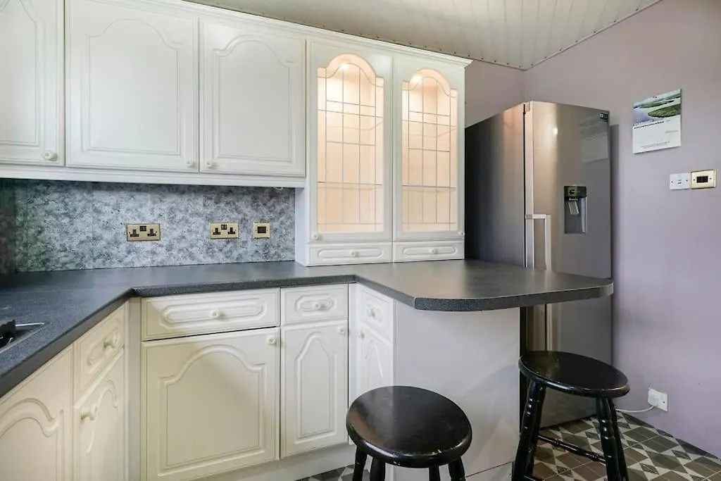 2 Bed Apartment Near Belfast & Ferry