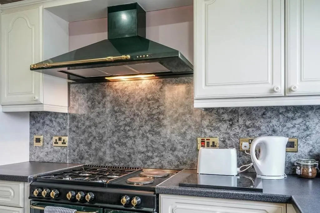 2 Bed Apartment Near Belfast & Ferry