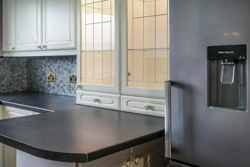2 Bed Apartment Near Belfast & Ferry