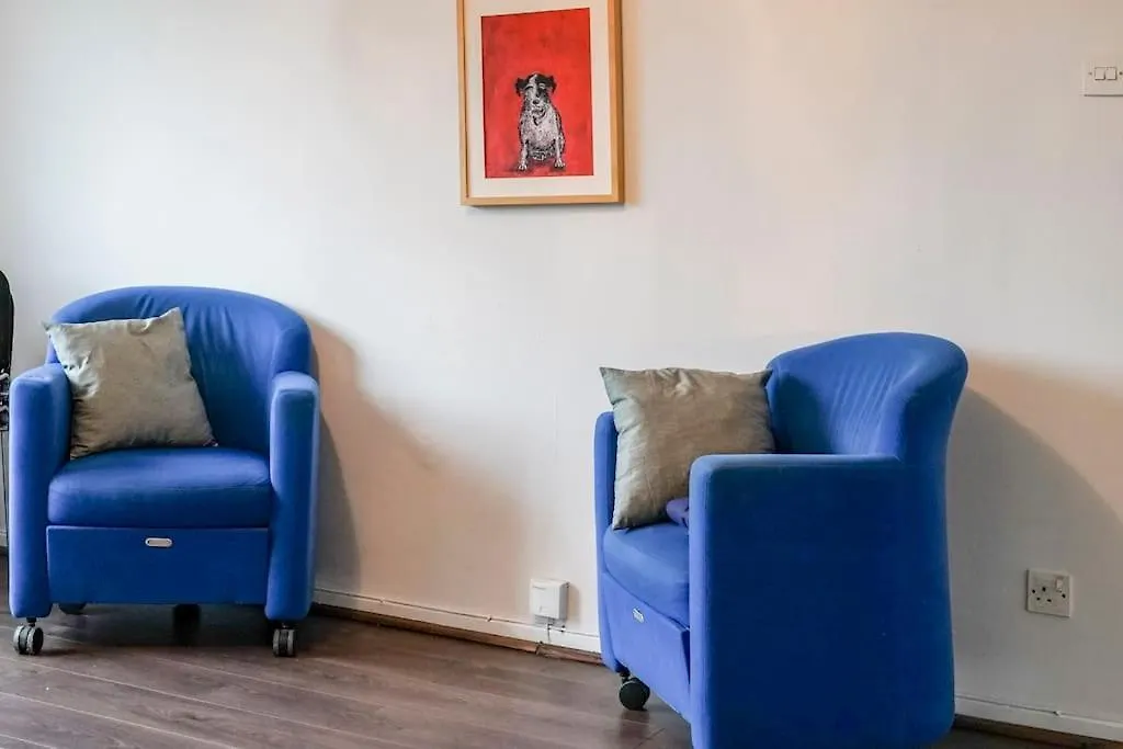 2 Bed Apartment Near Belfast & Ferry