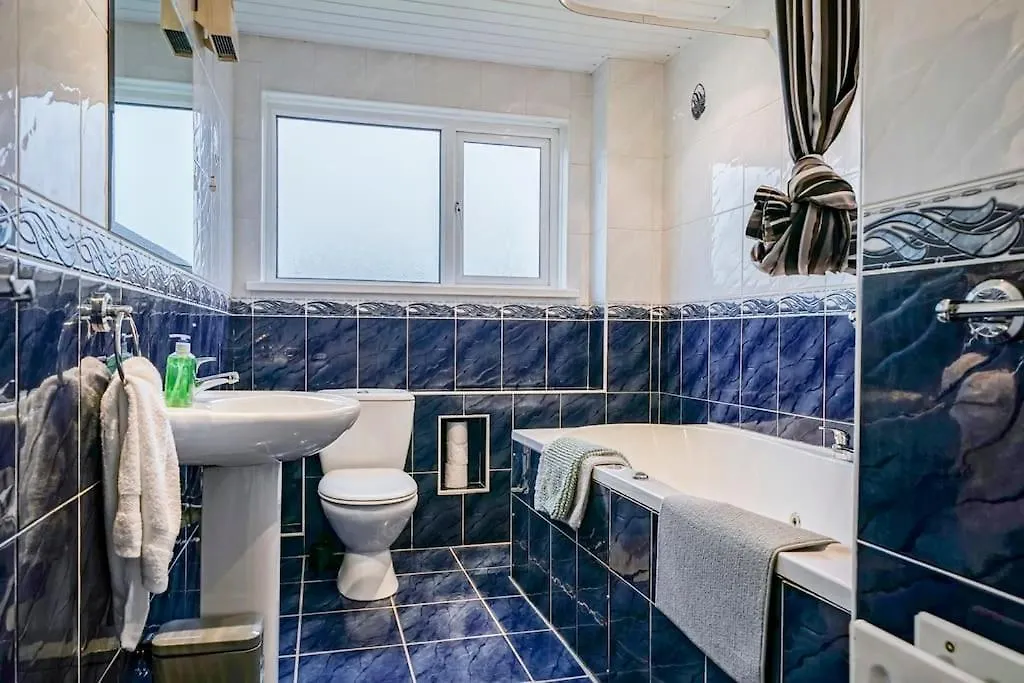 2 Bed Apartment Near Belfast & Ferry